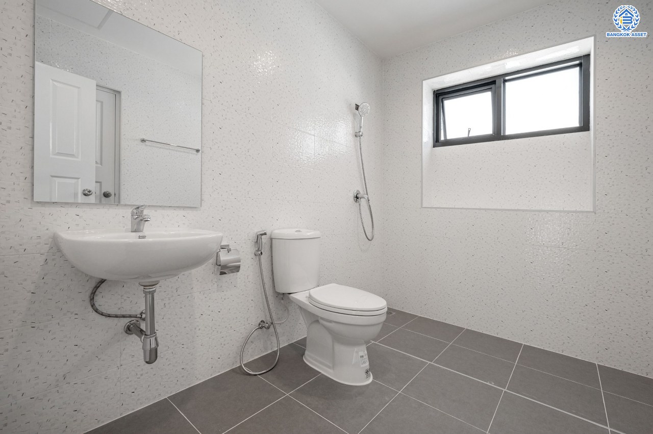 บ้านมือสองตกแต่งใหม่ แบรนด์ Q.House โครงการ ลัดดารมย์ ปิ่นเกล้า เนื้อที่ 53.1 ตร.ว. พื้นที่ใช้สอย 211.5 ตร.ม. ฟังก์ชันจัดเต็ม 3 ห้องนอน 2 ห้องน้ำ จอดรถได้ 2 คัน บนทำเลศักยภาพ ใกล้เซ็นทรัลเวสต์เกต, วงเวียนพระราม5, ทางด่วน "กาญจนาภิเษก" และรถไฟฟ้า "สถานีตลาดบางใหญ่"